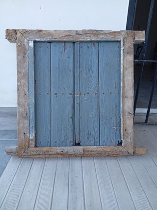 Ventana madera vintage azul