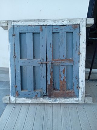 Ventana madera vintage azul