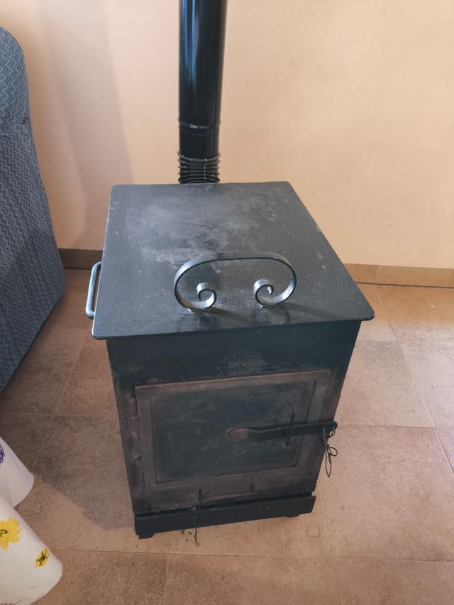 Estufa de leña metálica