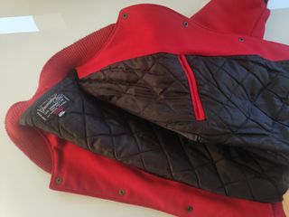 Chaqueta Roja Estilo Universitario