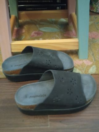 Sandalias azules de piel con plataforma. Talla 34.