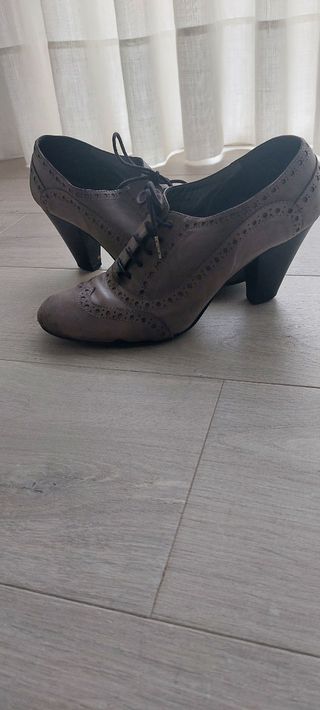 Zapatos de tacón grises con cordones