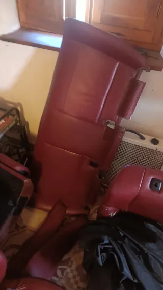 Asientos de coche de cuero rojo