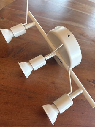 Lámpara de techo 3 focos modolo Krusnate de Ikea. 