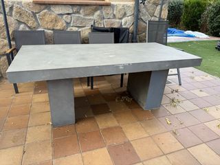 Tavolo in magnesio grigio con effetto cemento