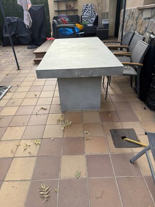 Tavolo in magnesio grigio con effetto cemento