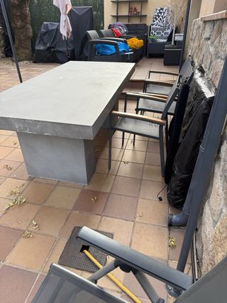 Tavolo in magnesio grigio con effetto cemento