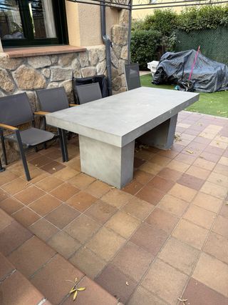 Tavolo in magnesio grigio con effetto cemento