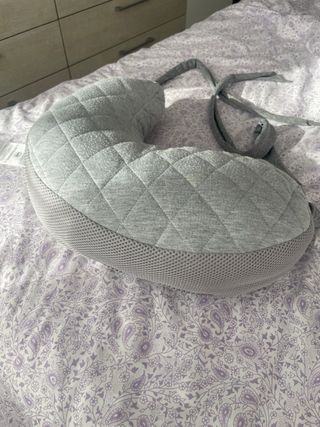 Cojín de lactancia gris acolchado