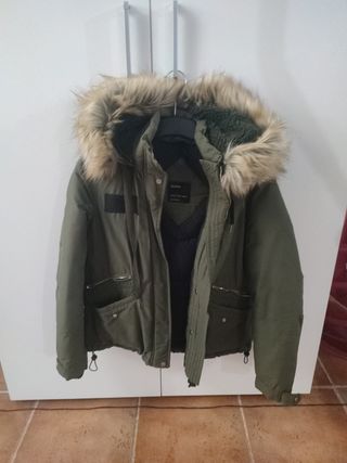 Chaqueta Bershka verde con capucha