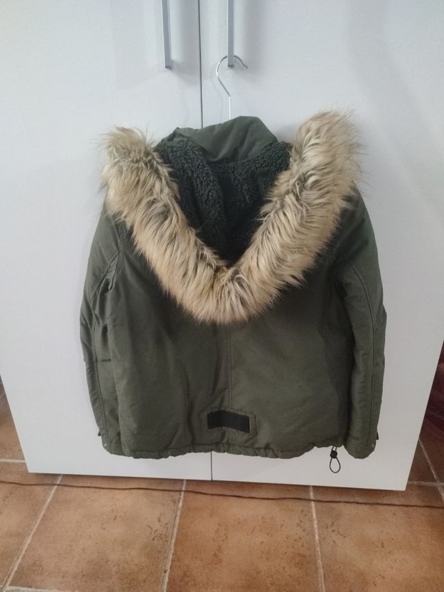 Chaqueta Bershka verde con capucha