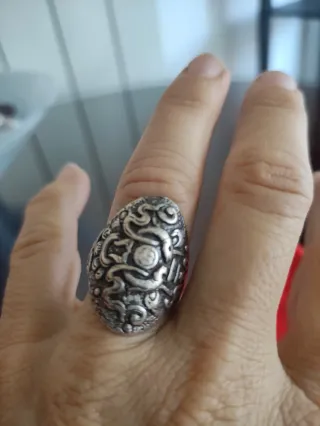 Anillo de plata con diseño tribal