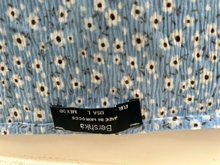 Blusa floral Bershka azul y blanca