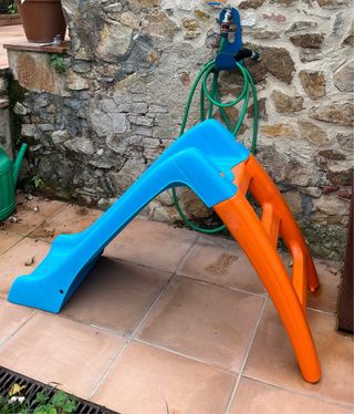 Tobogán infantil azul y naranja