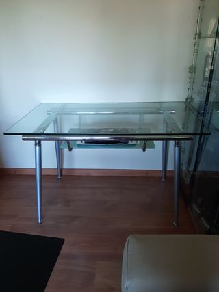 Mesa de cristal y metal plateado