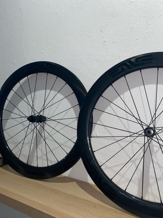 Ruedas carbono 60mm
buje cerámico 
freno disco