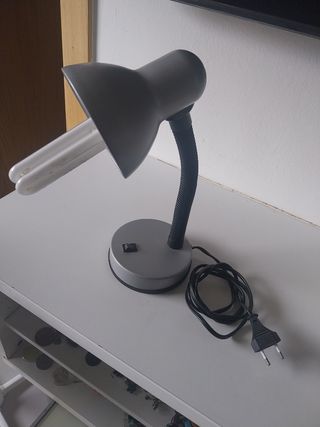 Lámpara de escritorio gris y blanca