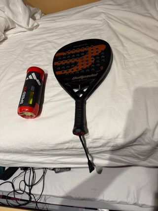 Pala de pádel Bullpadel + Tubo pelotas
