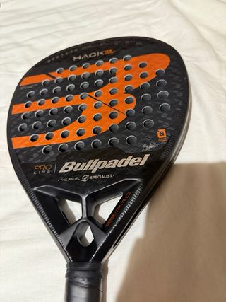 Pala de pádel Bullpadel + Tubo pelotas
