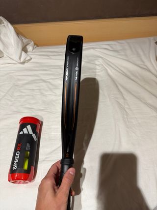 Pala de pádel Bullpadel + Tubo pelotas
