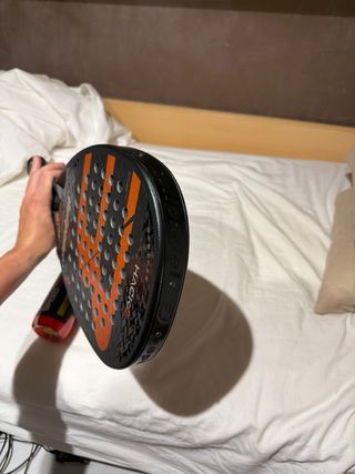Pala de pádel Bullpadel + Tubo pelotas
