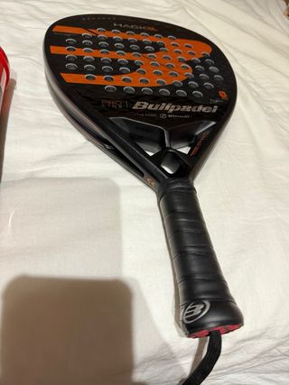 Pala de pádel Bullpadel + Tubo pelotas
