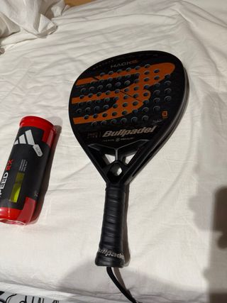 Pala de pádel Bullpadel + Tubo pelotas
