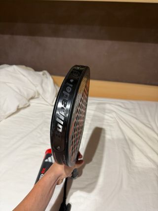 Pala de pádel Bullpadel + Tubo pelotas
