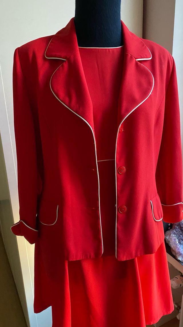 Completo rosso con bordi bianchi