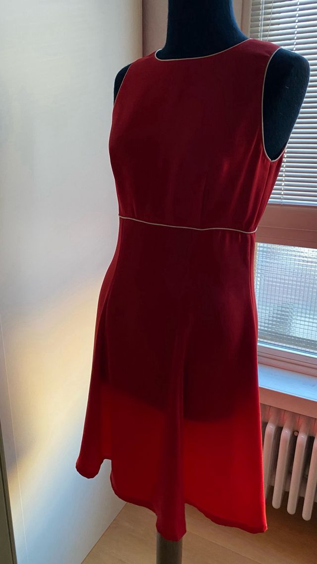 Completo rosso con bordi bianchi