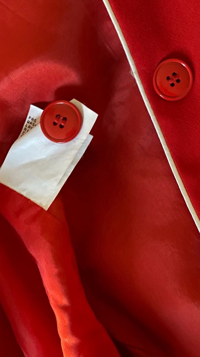 Completo rosso con bordi bianchi