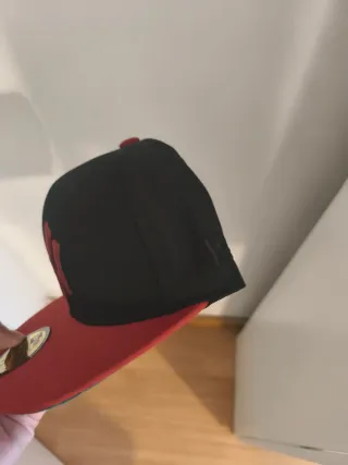 Gorra New Era NY Negra y Roja , talla 7 10/2