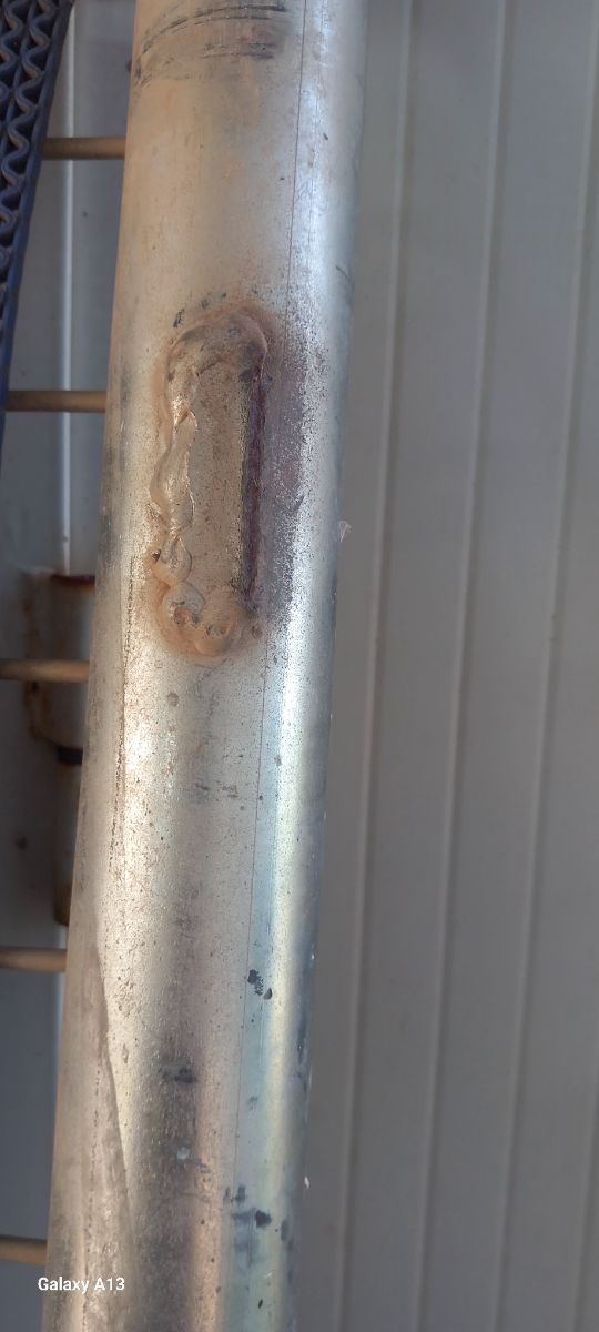 Puerta metálica con malla