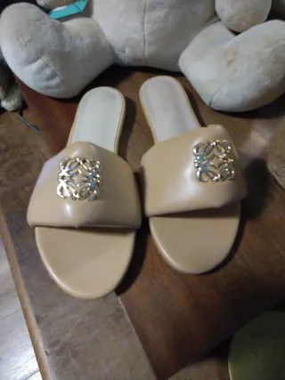 Sandalias Beige con Detalle Dorado