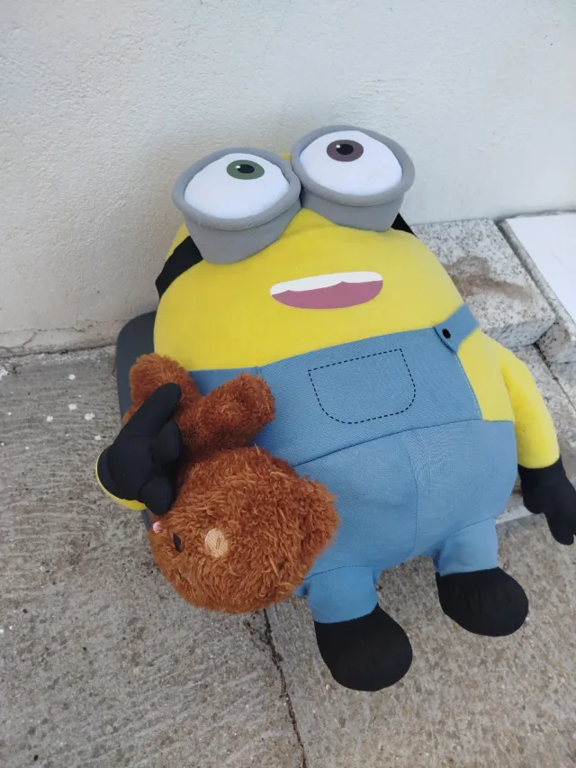 Peluche Minion con oso marrón unos 40cm.