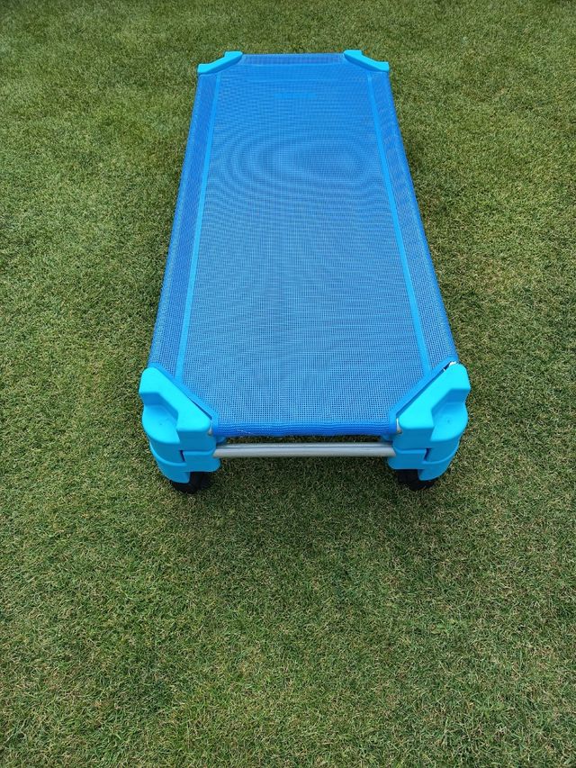 Cama infantil AKROS azul con transportador