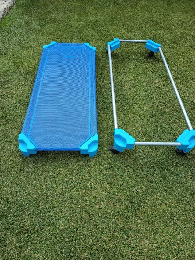 Cama infantil AKROS azul con transportador