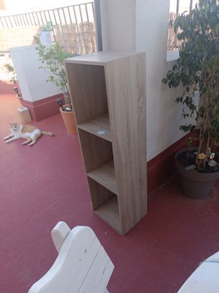 Estantería de madera beige y marrón
