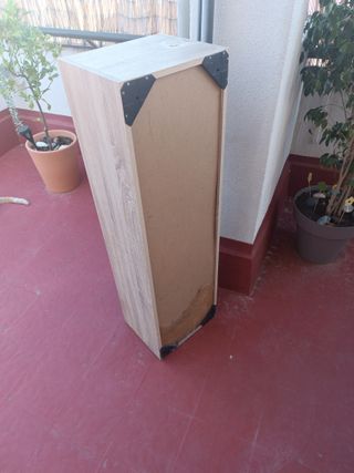 Estantería de madera beige y marrón