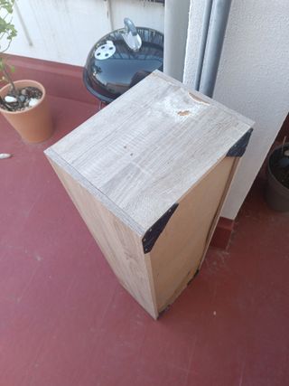 Estantería de madera beige y marrón