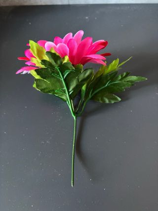 Fiore artificiale rosa e verde