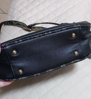 Borsetta nera con logo dorato