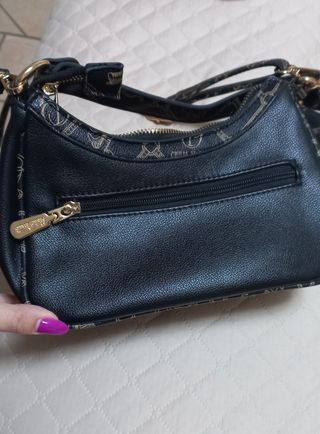 Borsetta nera con logo dorato