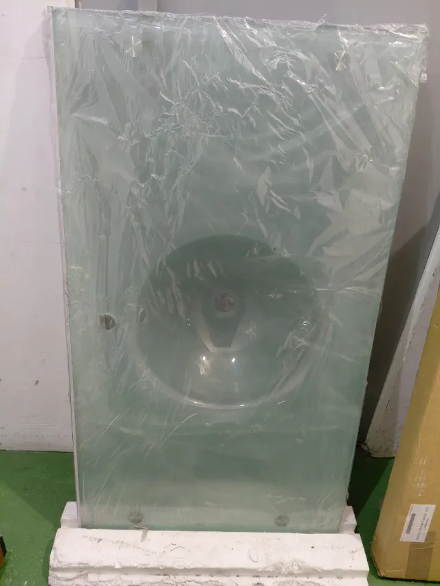 Lavabo, espejo y armario colgante sin usar,