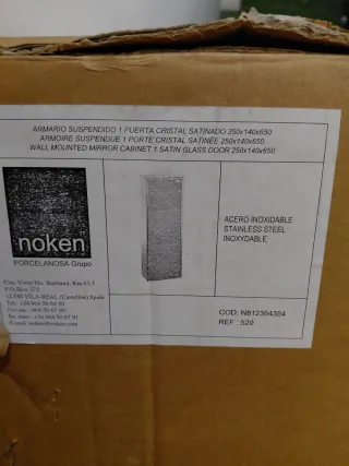 Lavabo, espejo y armario colgante sin usar,