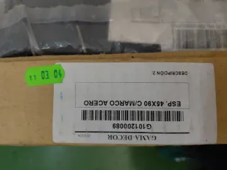 Lavabo, espejo y armario colgante sin usar,