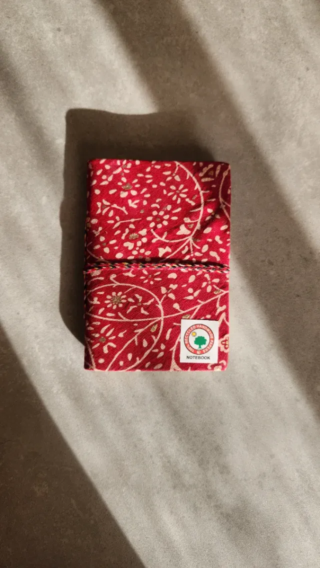 Libreta artesanal roja con flores