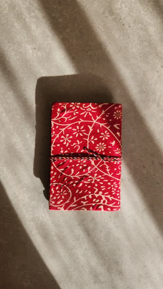Libreta artesanal roja con flores