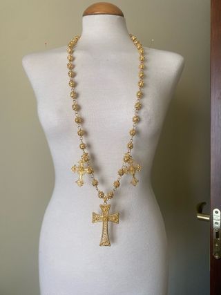 Collar charra dorado con cruces. Traje charro.