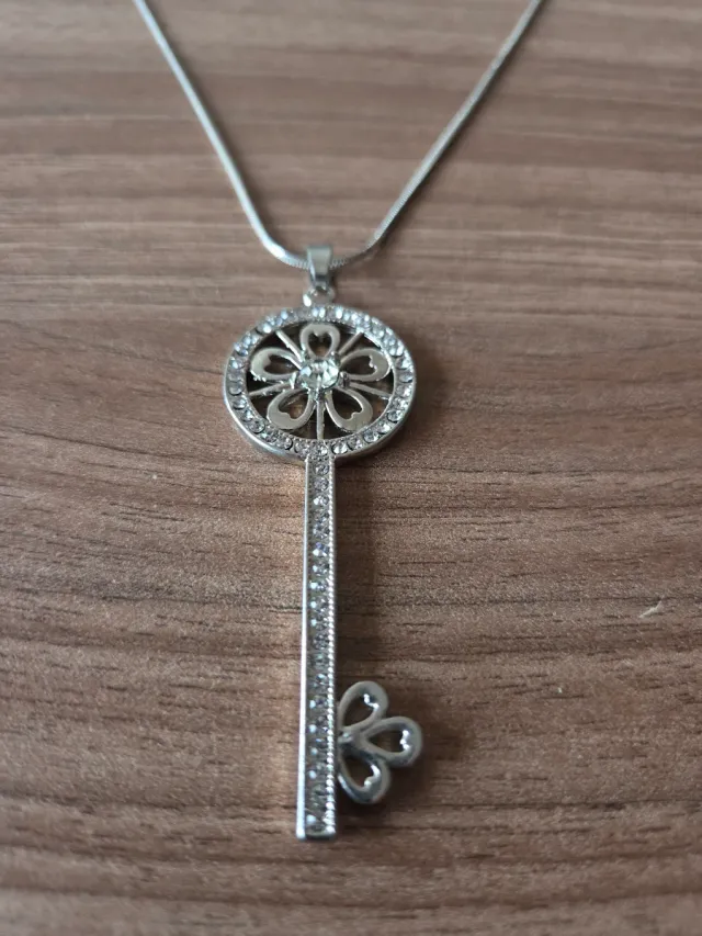 Collar con colgante de llave